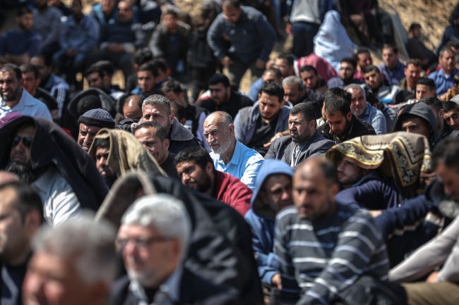 Yüzlerce Gazzeli, ABD'nin sözde barış planını protesto etmek için cuma namazını Beyt Hanun'da kıldı. | Fotoğraf: AA