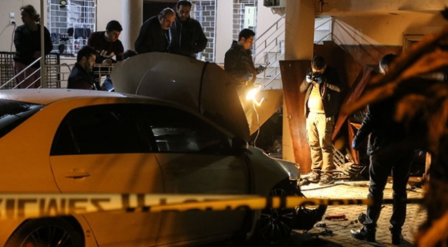 Adana'da park halindeki araçta patlama meydana geldi