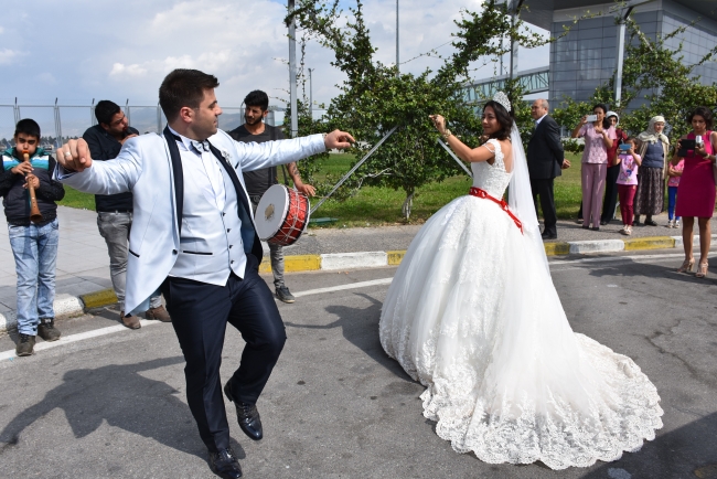 Gelin ve damat 'uçak' hayalini gerçekleştirdi