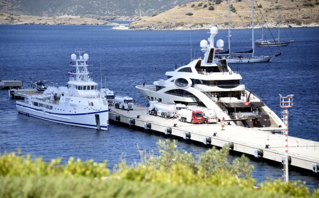 İki süper lüks yata, 9 tanker yakıt ikmali yapıldı