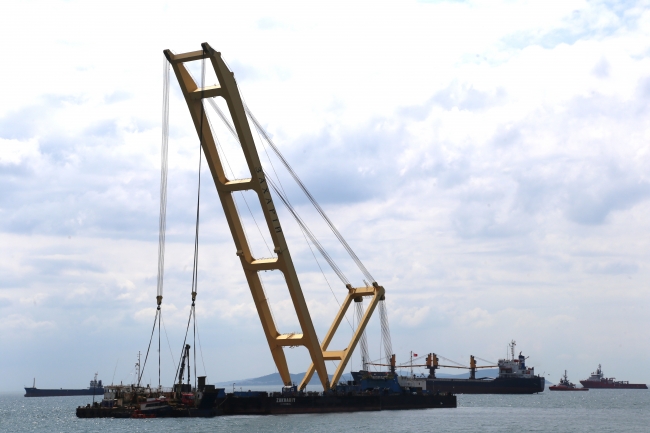 İstanbul'da batan gemi 2 yıl sonra sudan çıkarıldı