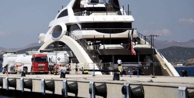 İki süper lüks yata, 9 tanker yakıt ikmali yapıldı