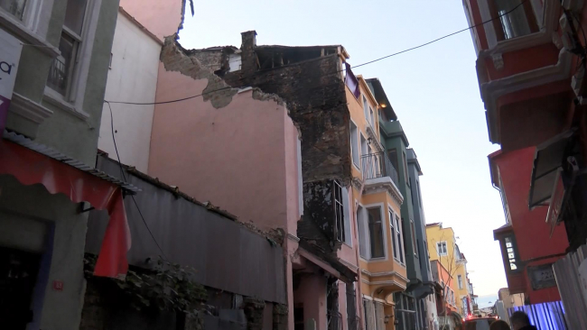 İstanbul'da 3 katlı metruk bina çöktü