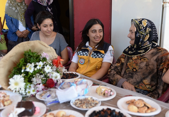 Acil Servis 105 yaşındaki ninenin doğum gününü kutladı