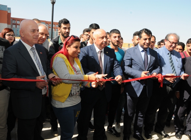 İhtiyaç sahibi öğrenciler için ücretsiz giyim mağazası açıldı