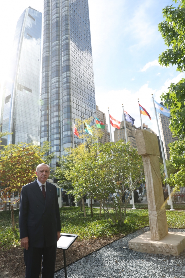 Cumhurbaşkanı Erdoğan, BM'de sergilenen Göbeklitepe dikilitaş replikasını ziyaret etti