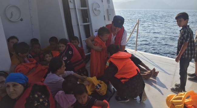 Botları su alan düzensiz göçmenler son anda kurtarıldı