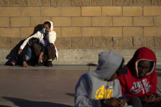 Meksika'nın Tijuana kentinde bekleyen bir göçmen (Fotoğraf: AP)