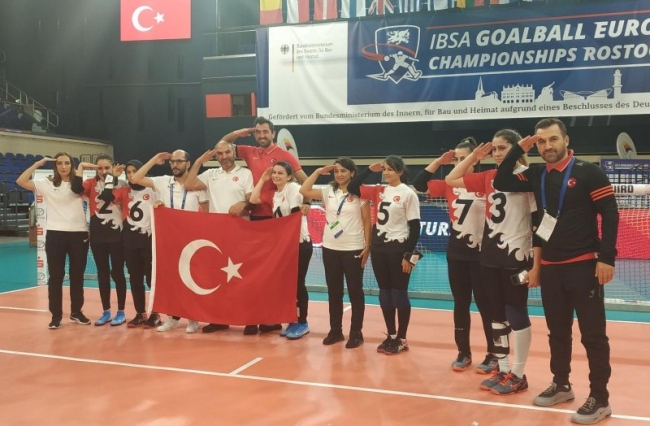 Milli sporculardan Mehmetçiğe moral