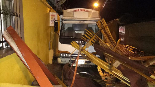 Manisa'da fırtına çatı uçurdu