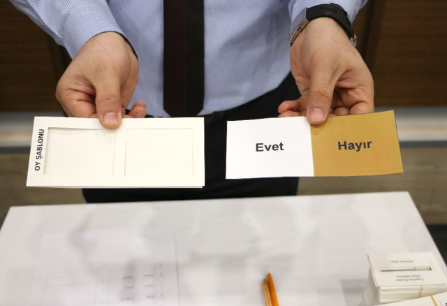 Görme engelli seçmenler ilk kez kendi başlarına oy kullandı