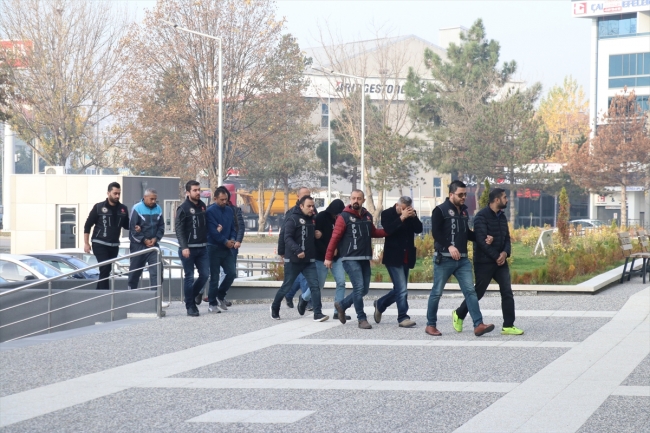 Yakalanacağını anladı, eroin dolu 4 valizi yol kenarına attı