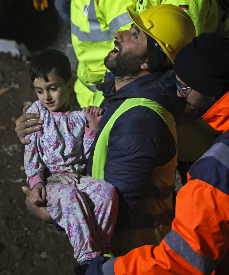 6 Şubat’taki Kahramanmaraş merkezli depremler sonrası Sevda Apartmanı`nda, 68 saat sonra 33 yaşındaki Serap Topal ve 5 yaşındaki oğlu Mehmet Hamza Topal, ekipler tarafından sağ olarak çıkarıldı.