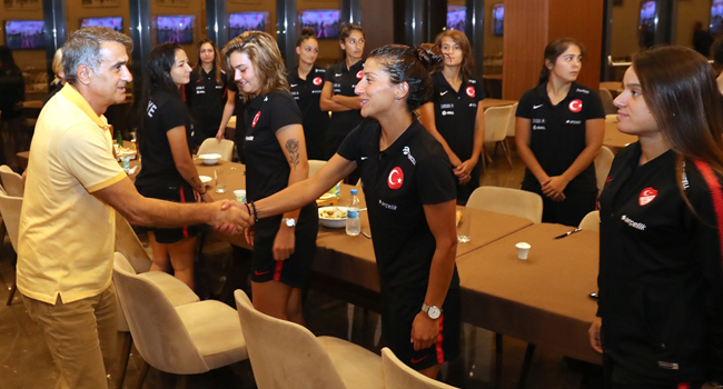 Şenol Güneş'ten Kadın A Milli Futbol Takımı'na ziyaret