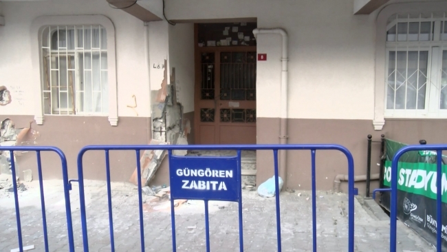 Güngören'de balkonu çöken bina boşaltıldı