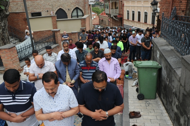 İslam dünyası bayram namazında buluştu