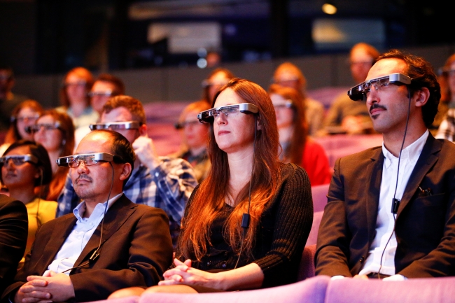 Duymakta güçlük çeken tiyatroseverler için akıllı altyazı gözlükleri