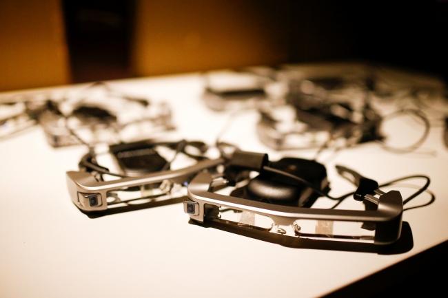 Duymakta güçlük çeken tiyatroseverler için akıllı altyazı gözlükleri