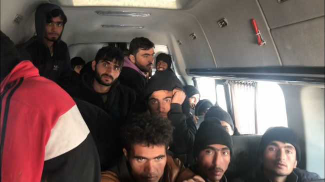Ankara'da 17 kişilik minibüste 38 düzensiz göçmen yakalandı