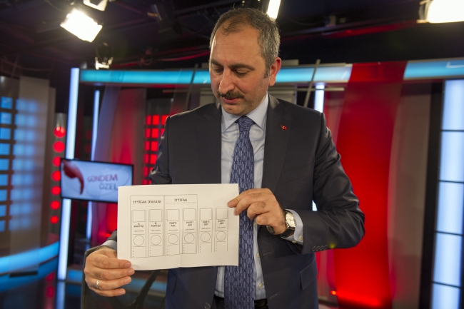 Adalet Bakanı Abdulhamit Gül, oy pusulasının taslağını gösterdi