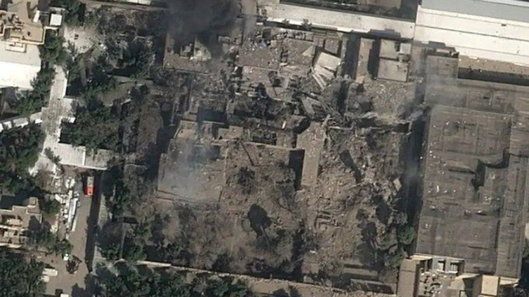 Hamaney'in resmi konutuna çok sayıda füze atıldığı ve toplantıya katılan neredeyse herkesin hayatını kaybettiği açıklanmıştı.