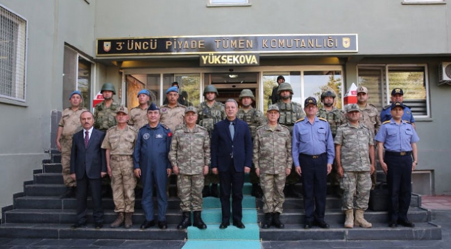 Bakan Hulusi Akar ve komuta kademesi Dağbaşı Üs Bölgesi'nde