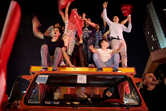 Taksim'e kamyonla çıkan kahraman kadınlar konuştu