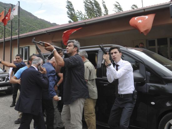 CHP konvoyu yakınında çatışma