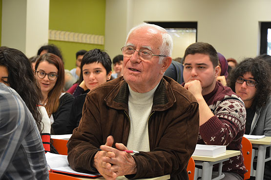 Avukatlık hayaliyle gençlere örnek oluyor