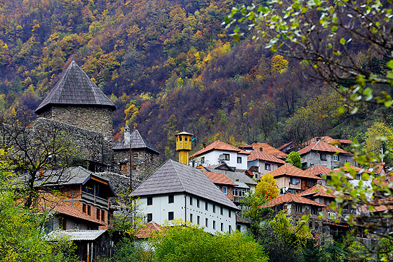 Bosna Savaşı'nda yıkılan camiler küllerinden doğuyor