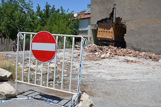 Eve giren kamyon 9 aydır binadan çıkarılamıyor