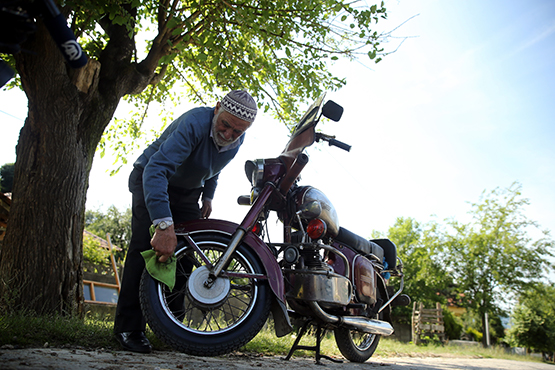 Yarım asırlık motosikletini yanından ayırmıyor