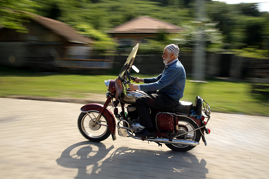 Yarım asırlık motosikletini yanından ayırmıyor
