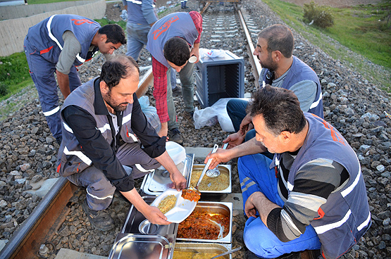 Raylar üzerinde iftar