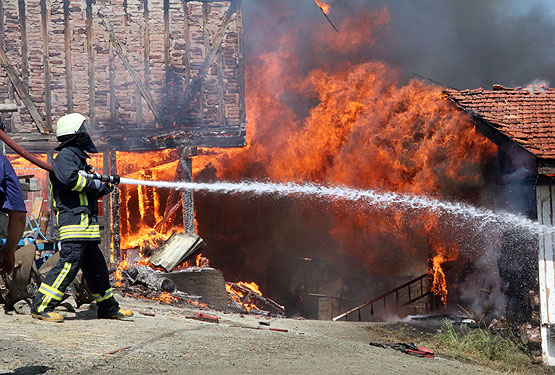 Çankırı'da çıkan yangında 30 civarında ev ile ahır kullanılamaz hale geldi