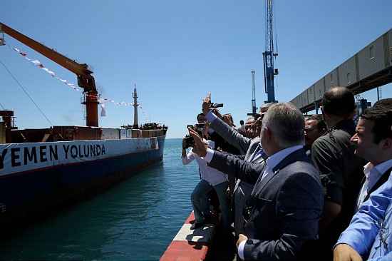 Yemen'e insani yardım taşıyan gemi yola çıktı