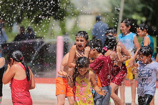Gaziantep'te çocuklar 'su oyunu parkı'nda serinliyor