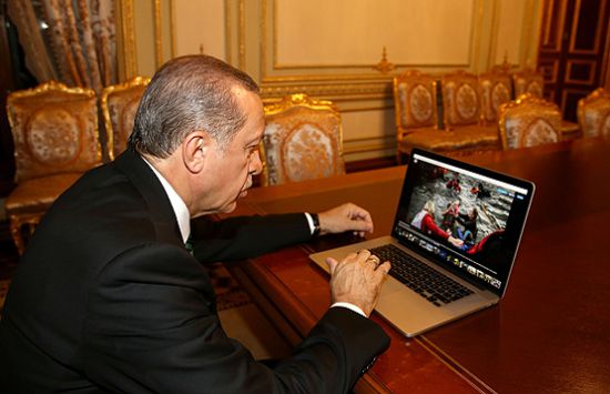 Cumhurbaşkanı Erdoğan 'AA Yılın Fotoğrafları' oylamasına katıldı