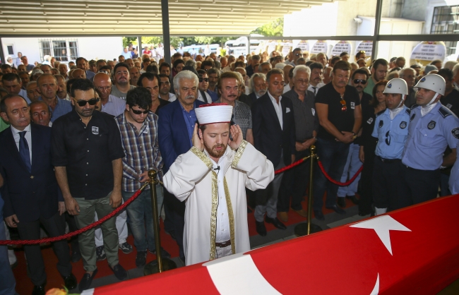 Fikret Hakan son yolculuğuna uğurlandı