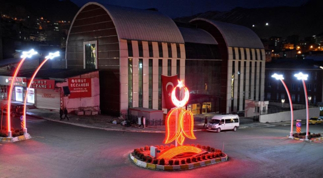 Hakkari'ye ay yıldız ve ters laleli aydınlatma