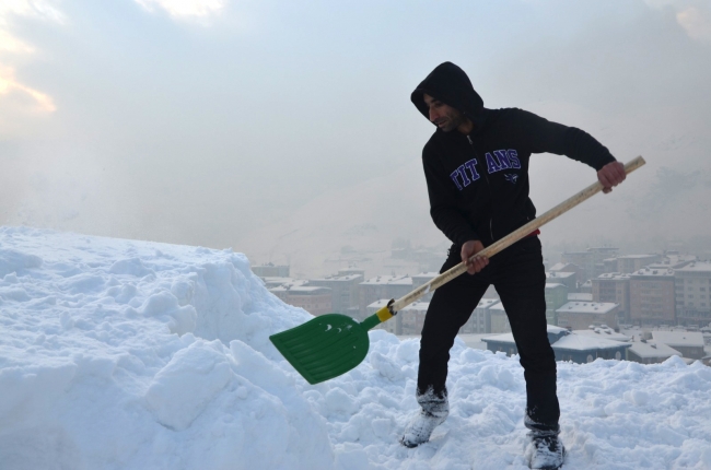 Ekmeklerini metrelerce yükseklikteki kardan çıkarıyorlar