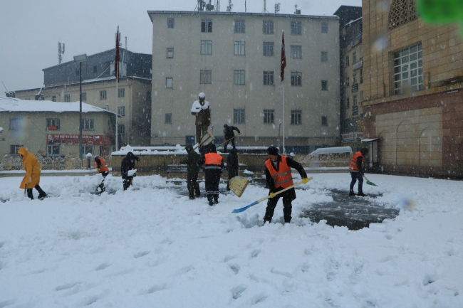 Ekipleri karla mücadelesi kesintisiz devam ediyor. Fotoğraf: DHA