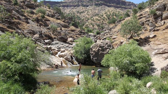 Teröristlerin gezdiği bölgelerde artık çocuklar yüzüyor