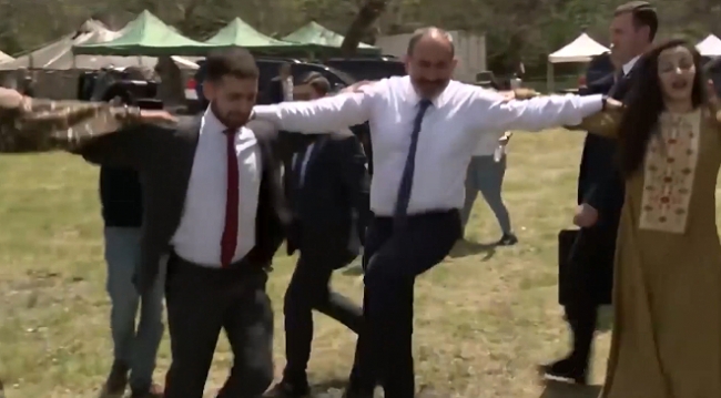 Paşinyan, 'hezimet halayı' ile gündemde