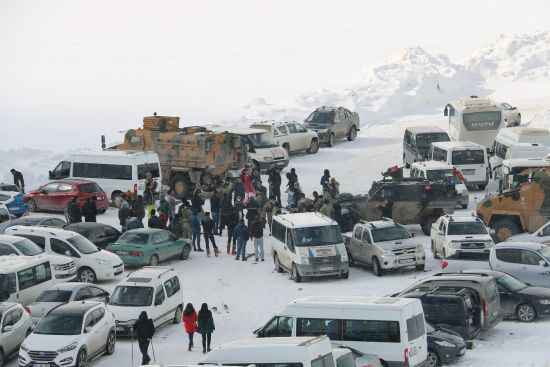 Vatandaşlar Mehmetçikle halaya durdu