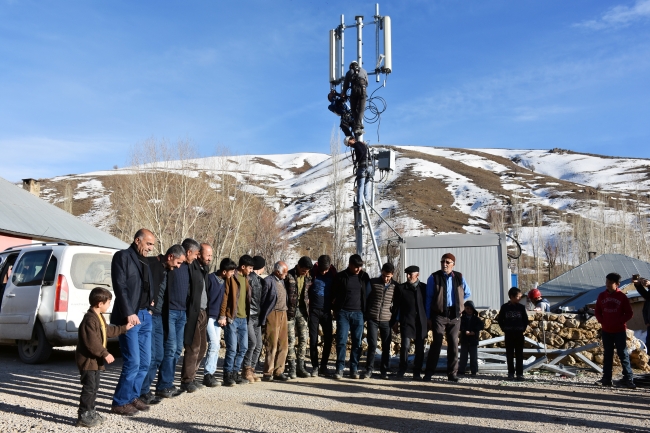 Köylülerin halaylı şebeke sevinci