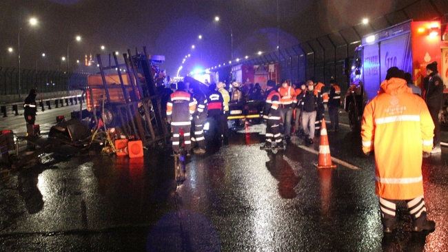 İstanbul'da oto kurtarıcı yol bakım kamyonuna çarptı: 2 ölü