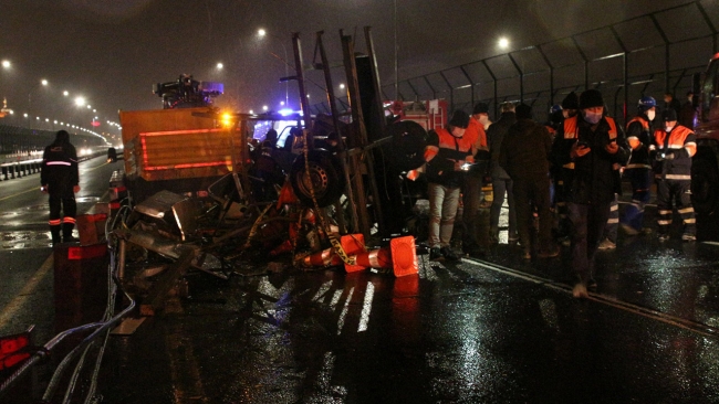 İstanbul'da oto kurtarıcı yol bakım kamyonuna çarptı: 2 ölü