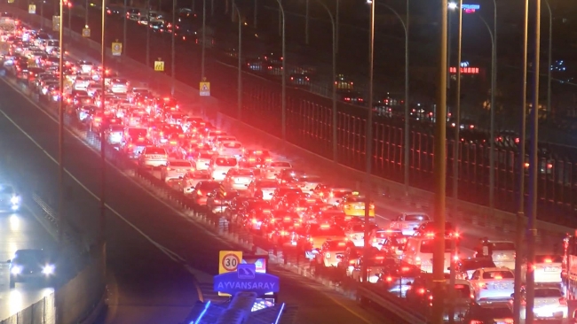 Haliç Köprüsü'ndeki çalışma trafiği kilitledi