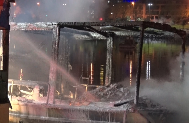 Haliç’te kafe olarak kullanılan 2 teknede yangın